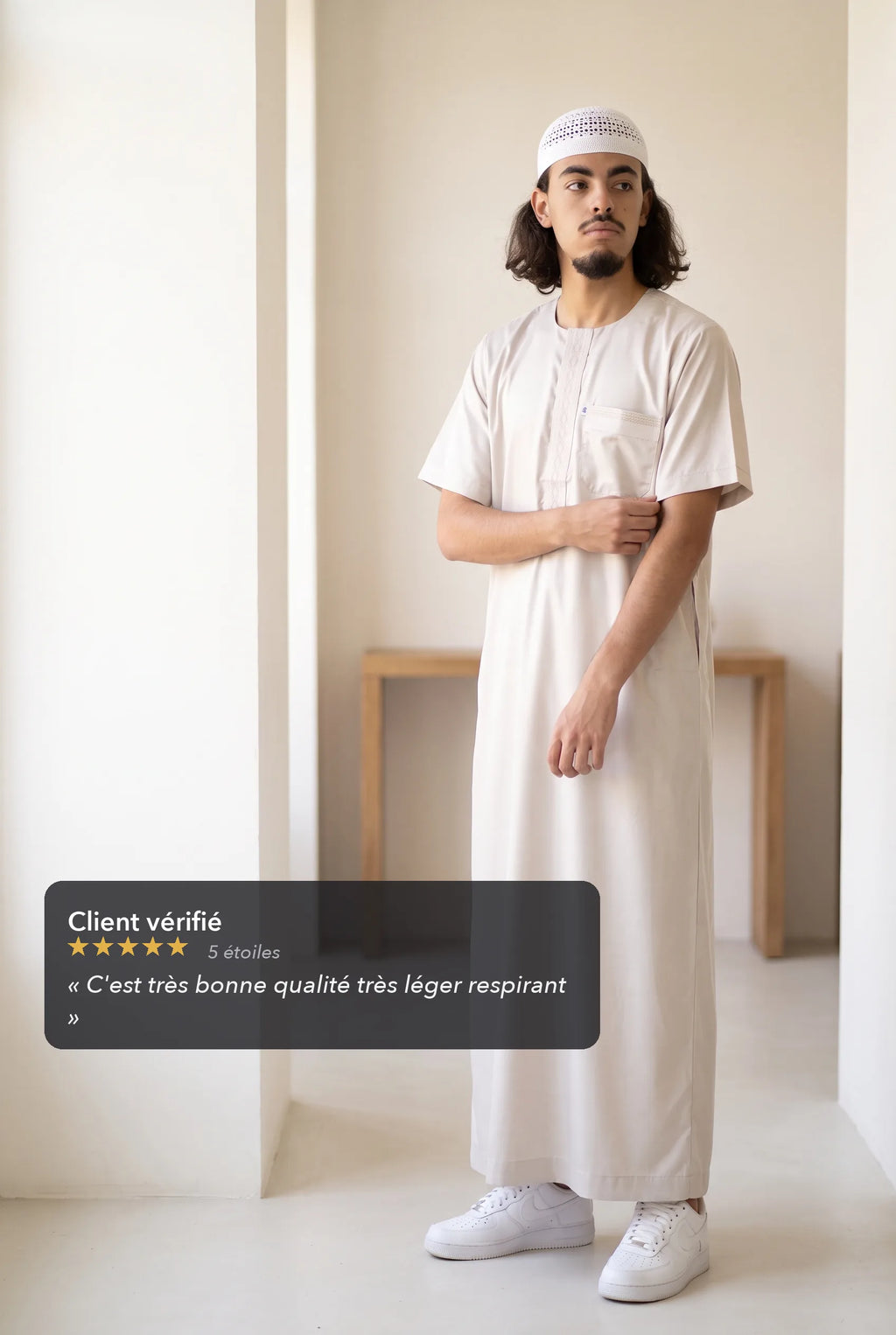 Qamis moderne satiné blanc cassé Nabil porté en situation