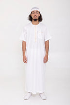 Qamis moderne satiné blanc Nabil porté, manches courtes, vue de face