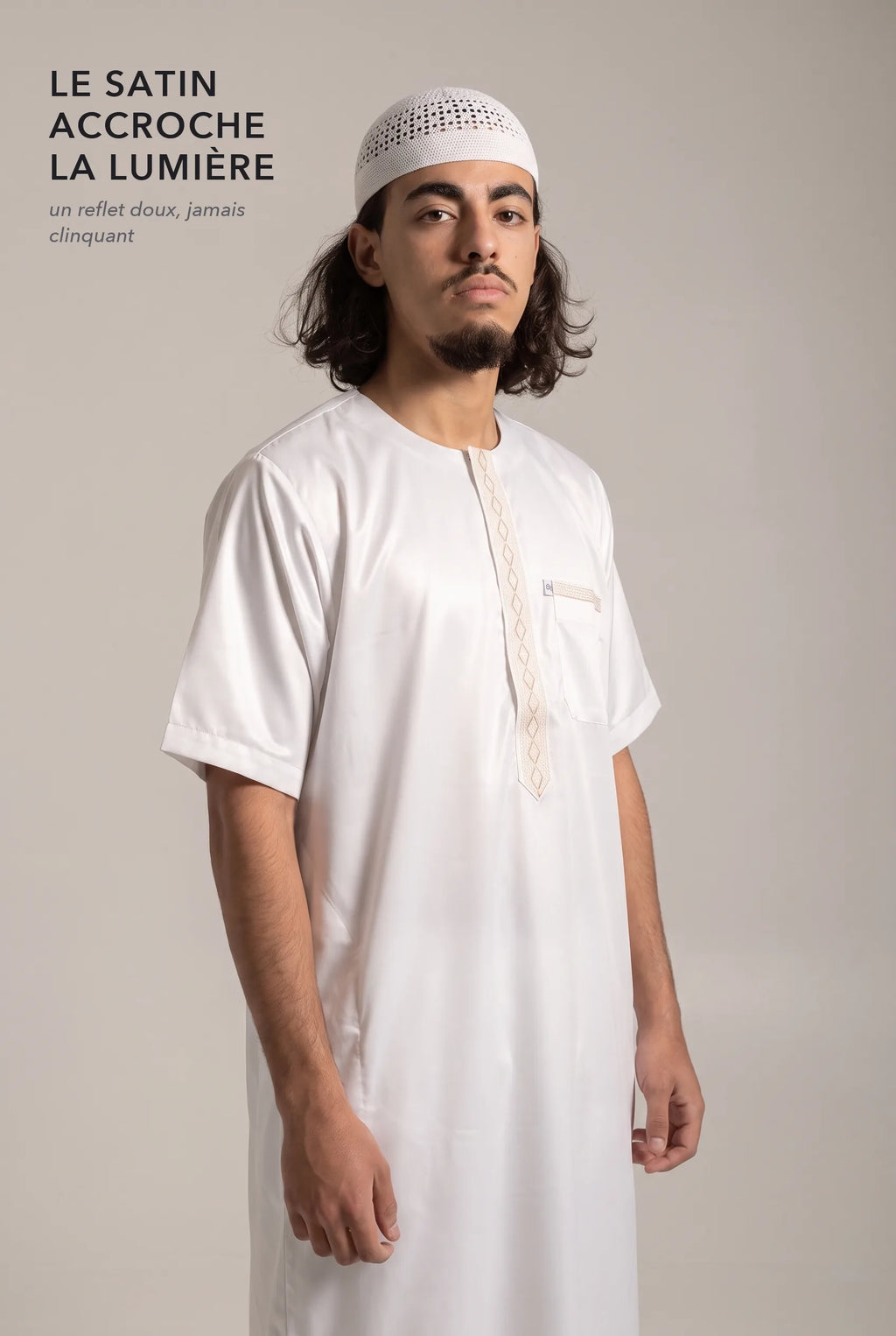 Le satin du qamis Nabil blanc accroche la lumière