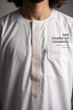 Chaîne de losanges brodée sur le plastron du qamis Nabil blanc