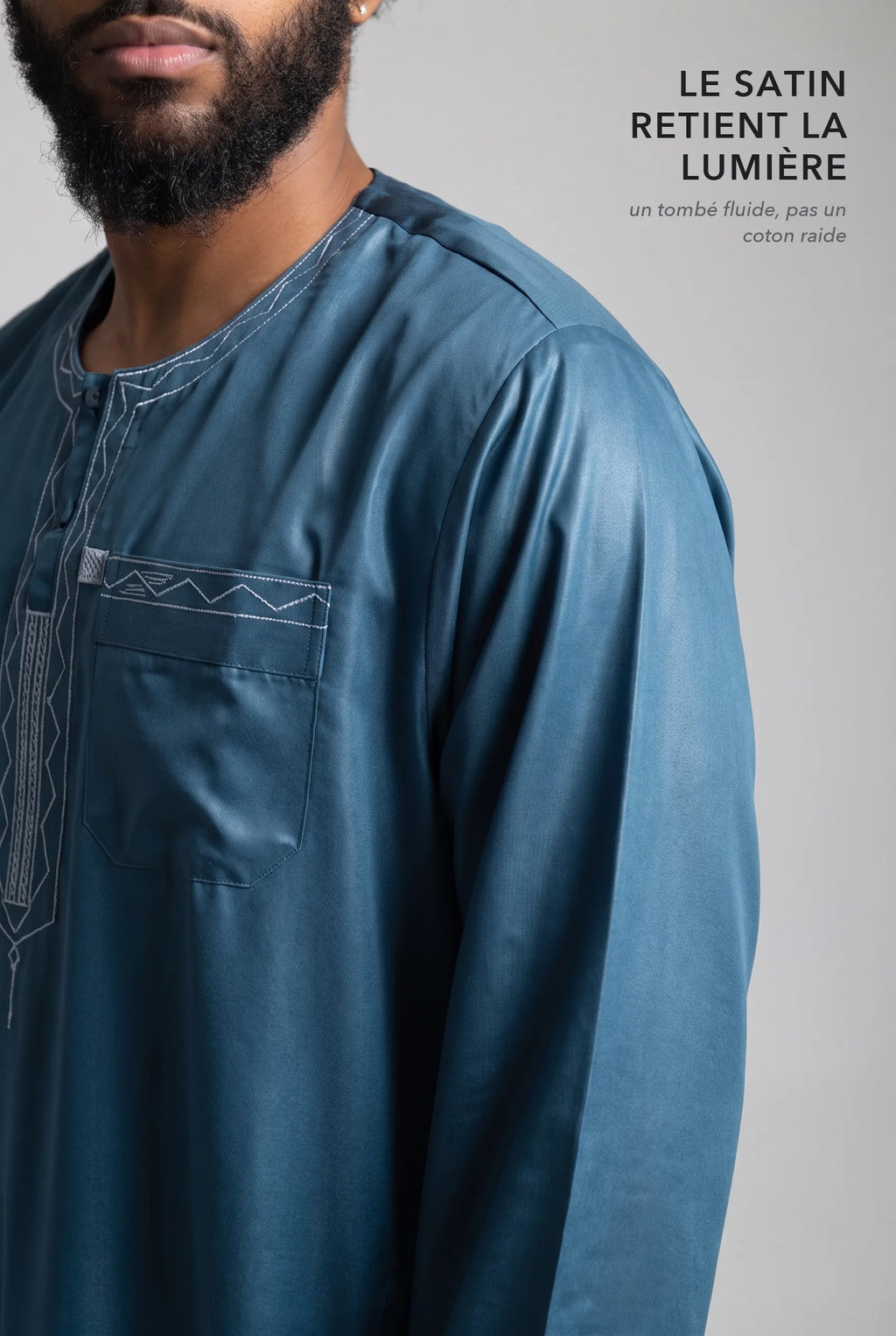 Le satin du qamis Ali bleu retient la lumière
