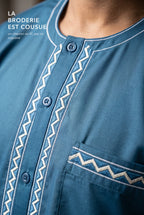 Broderie blanche en chevrons du plastron du qamis Ali bleu