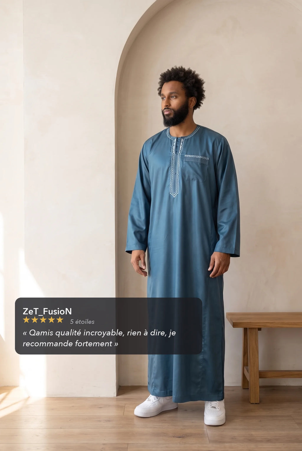 Qamis moderne satiné bleu Ali porté en situation