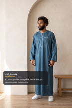 Qamis moderne satiné bleu Ali porté en situation