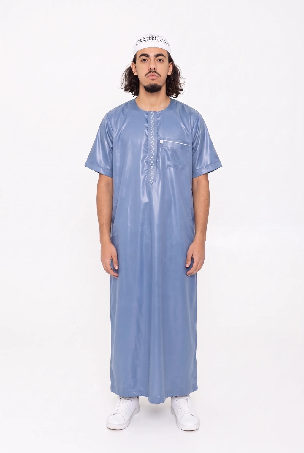 Qamis moderne satiné bleu Nabil porté, manches courtes, vue de face
