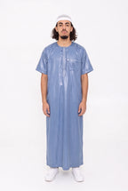 Qamis moderne satiné bleu Nabil porté, manches courtes, vue de face
