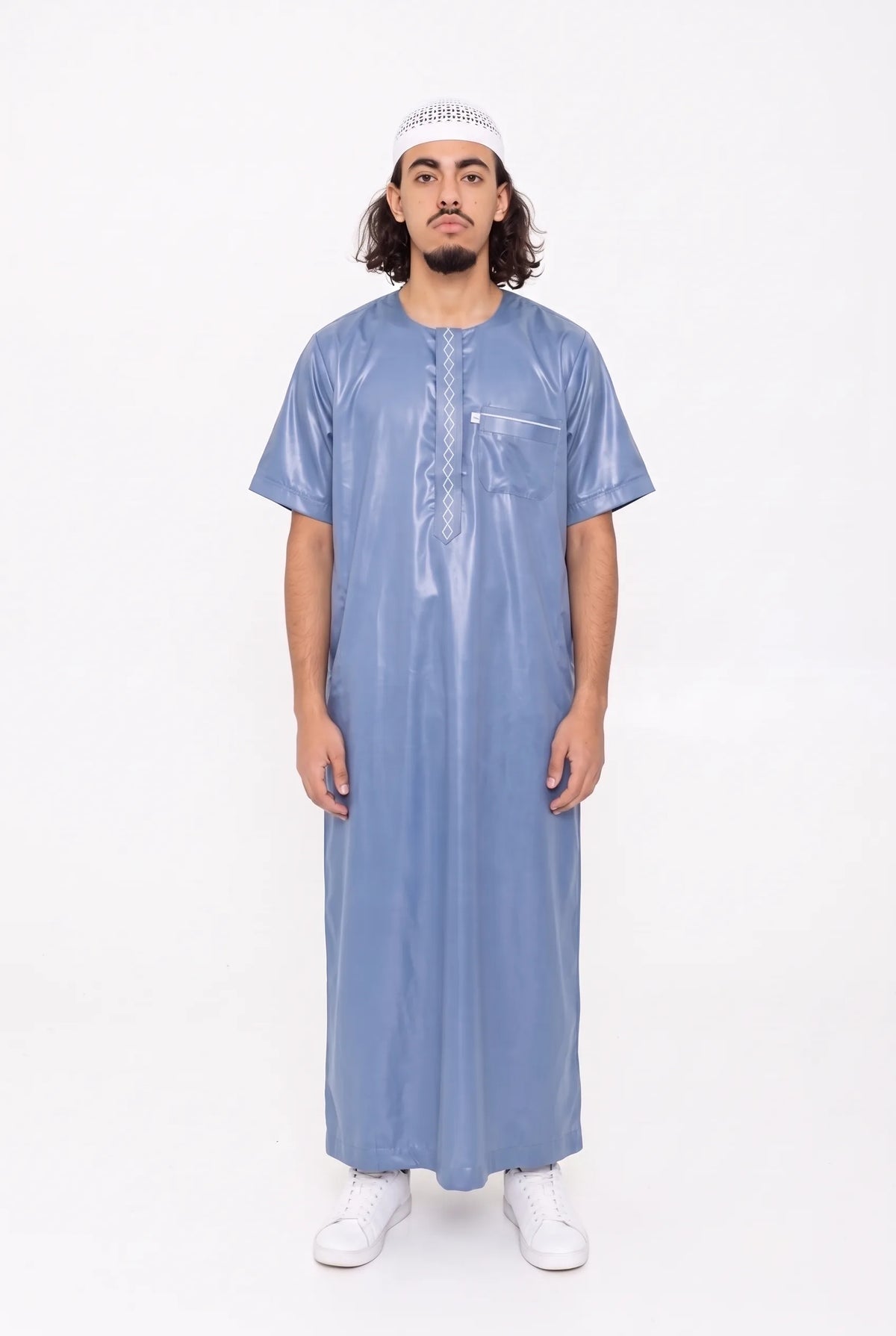 Qamis moderne satiné bleu Nabil porté, manches courtes, vue de face