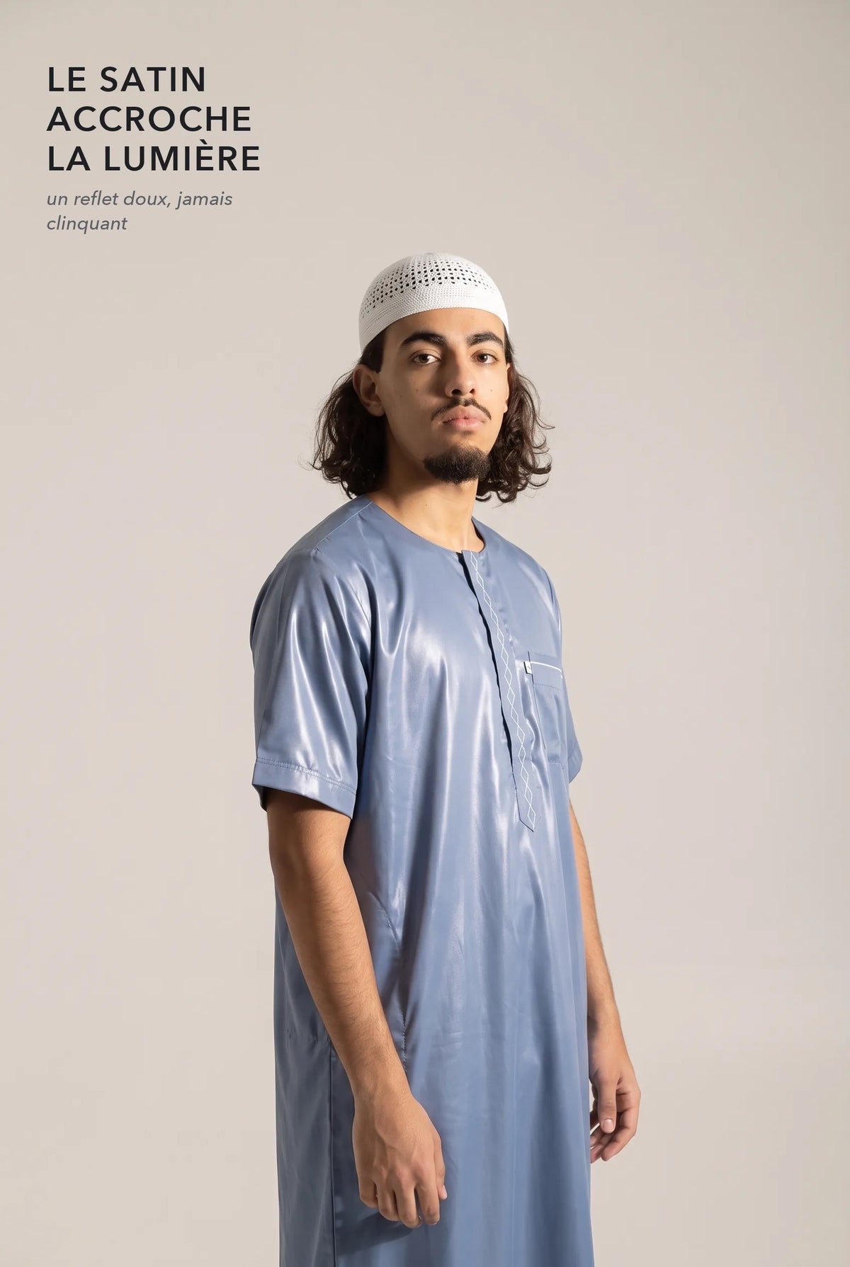 Le satin du qamis Nabil bleu accroche la lumière