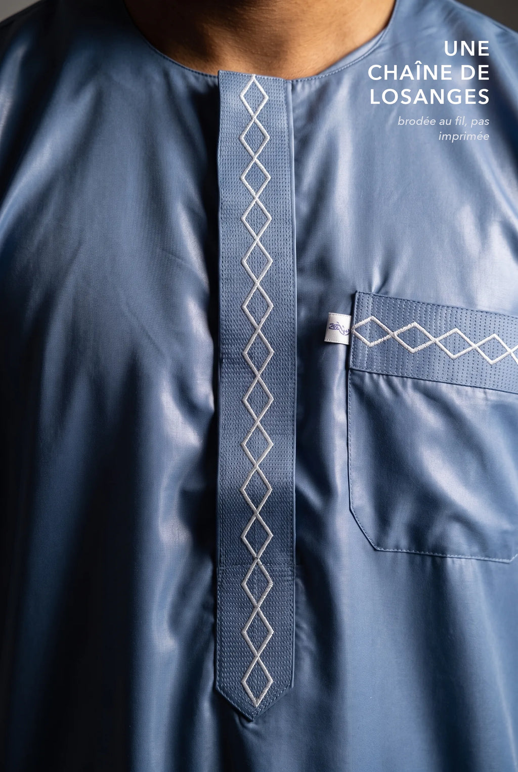 Chaîne de losanges brodée sur le plastron du qamis Nabil bleu