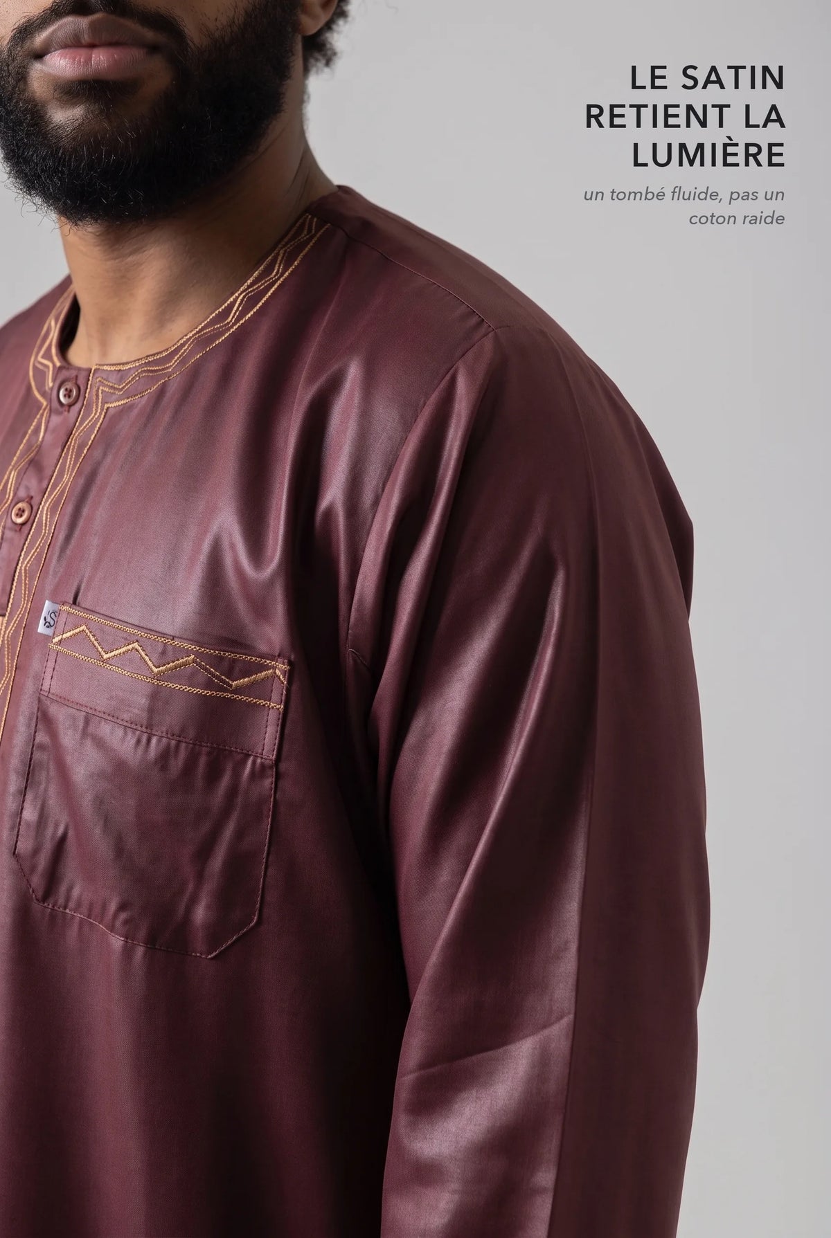 Le satin du qamis Ali bordeaux retient la lumière