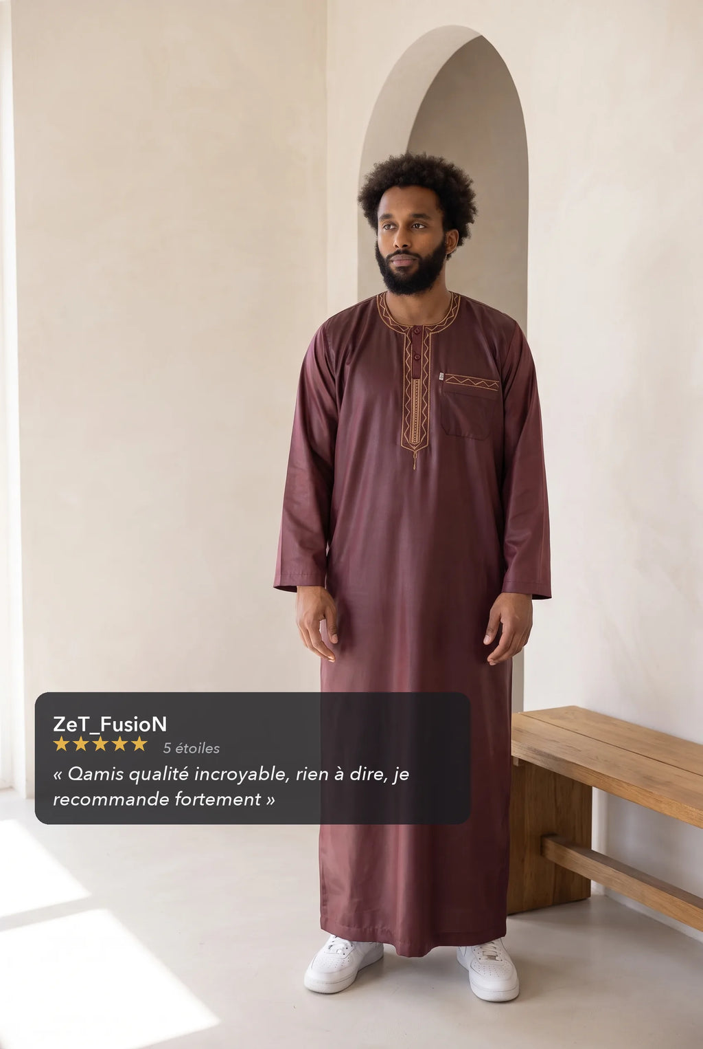 Qamis moderne satiné bordeaux Ali porté en situation