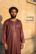 Le qamis Ali bordeaux comme tenue du vendredi