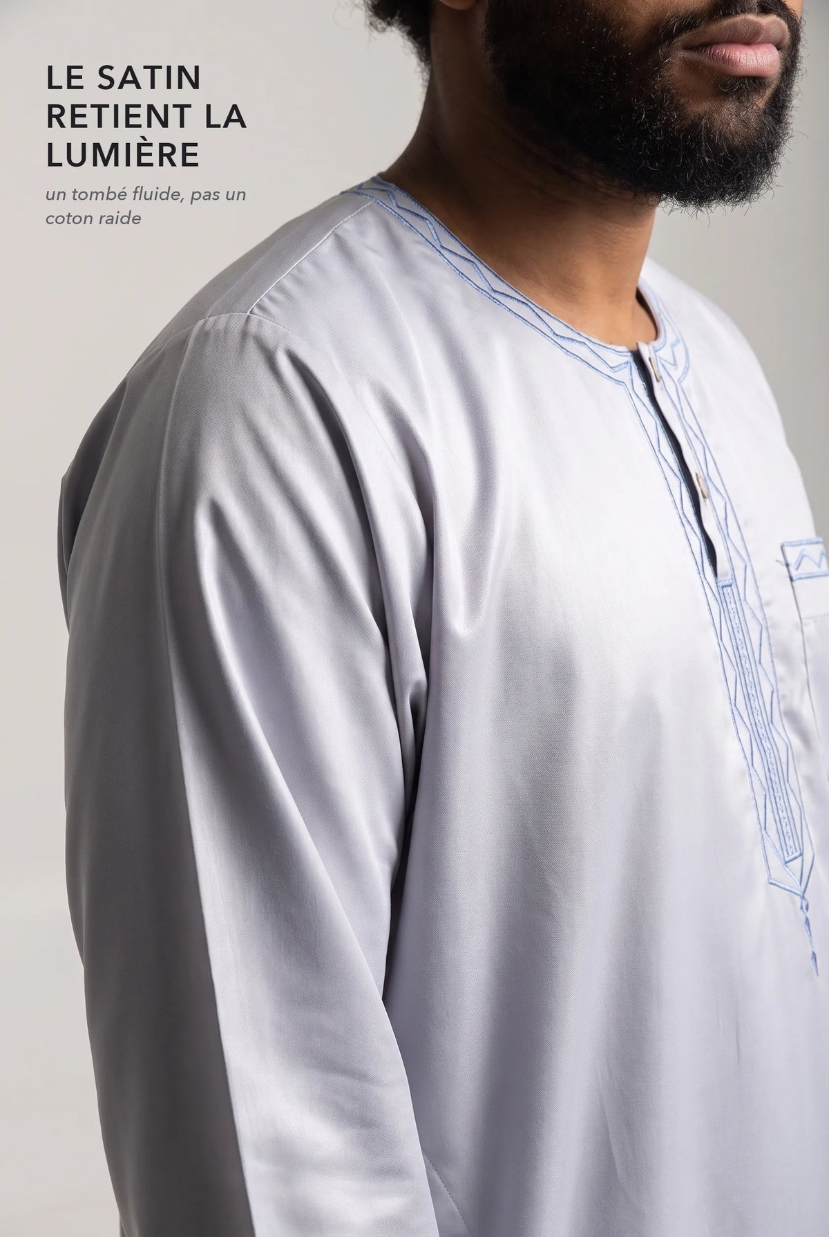 Le satin du qamis Ali gris retient la lumière
