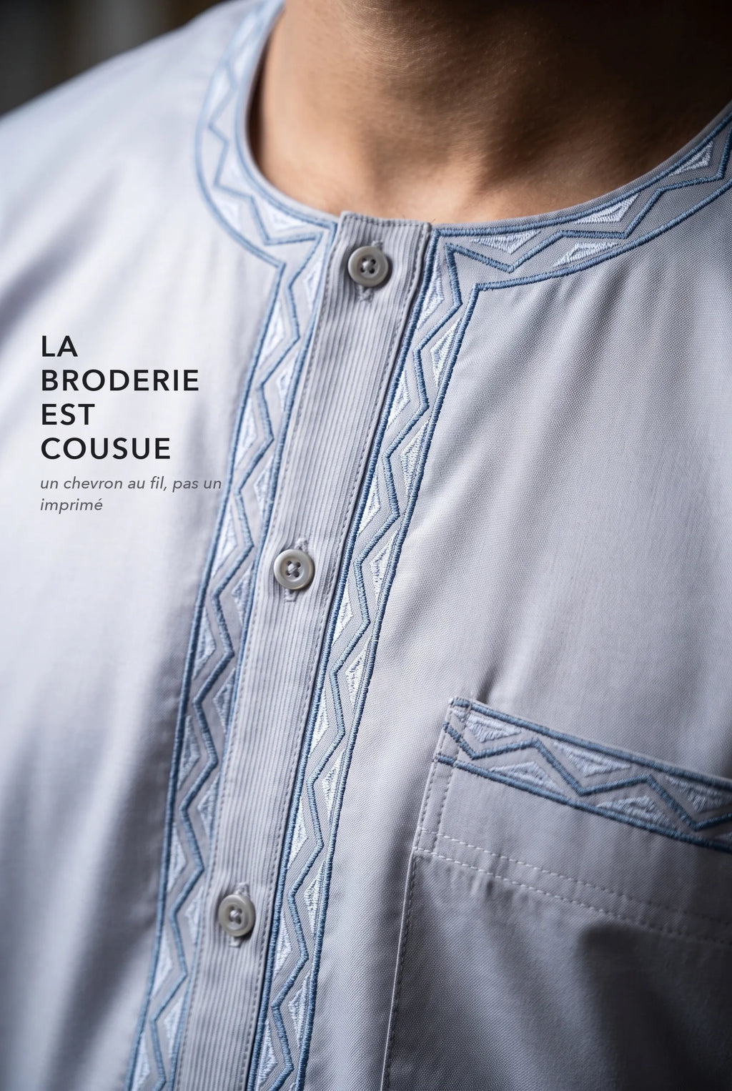 Broderie bleu acier en chevrons du plastron du qamis Ali gris