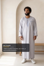 Qamis moderne satiné gris Ali porté en situation