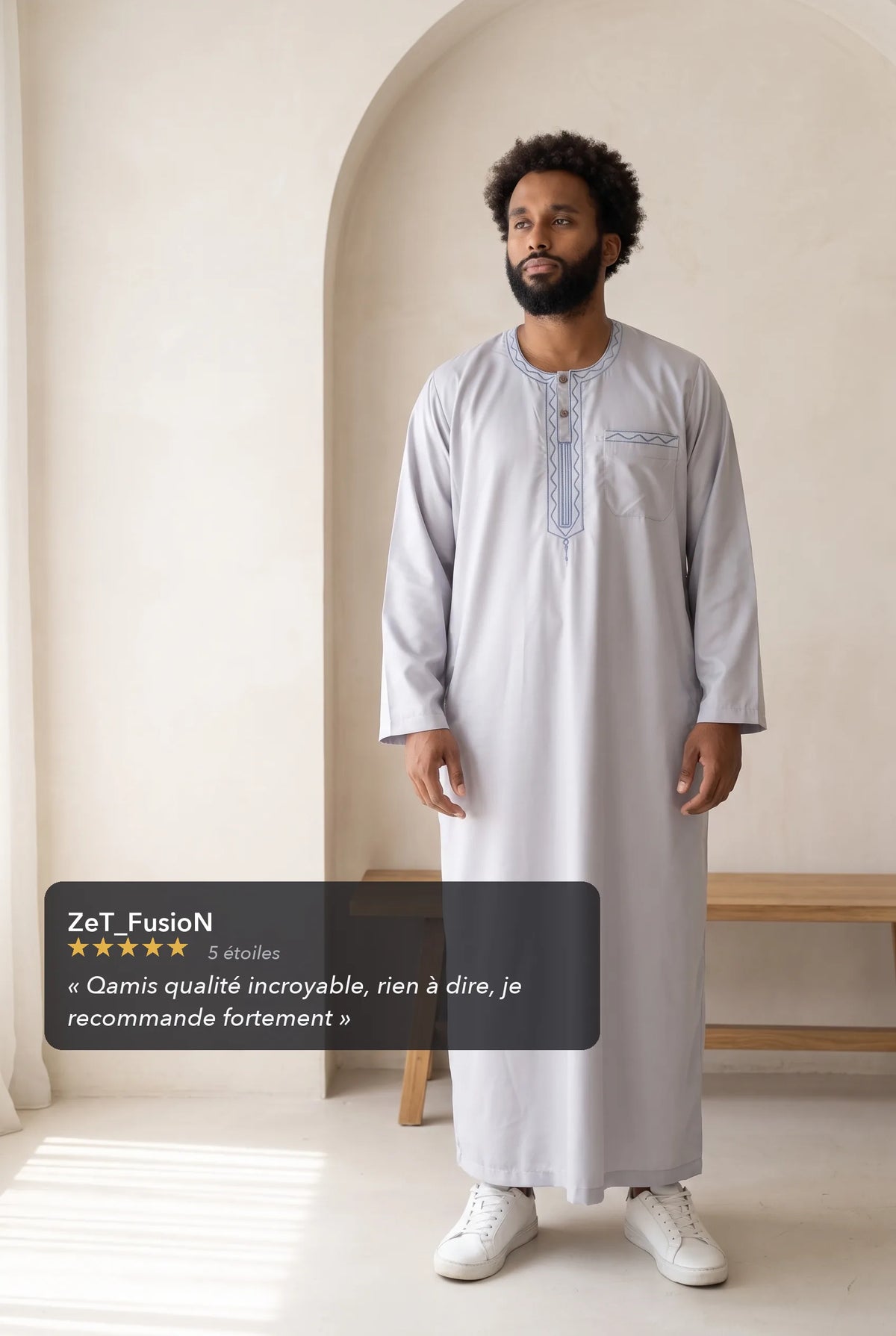 Qamis moderne satiné gris Ali porté en situation