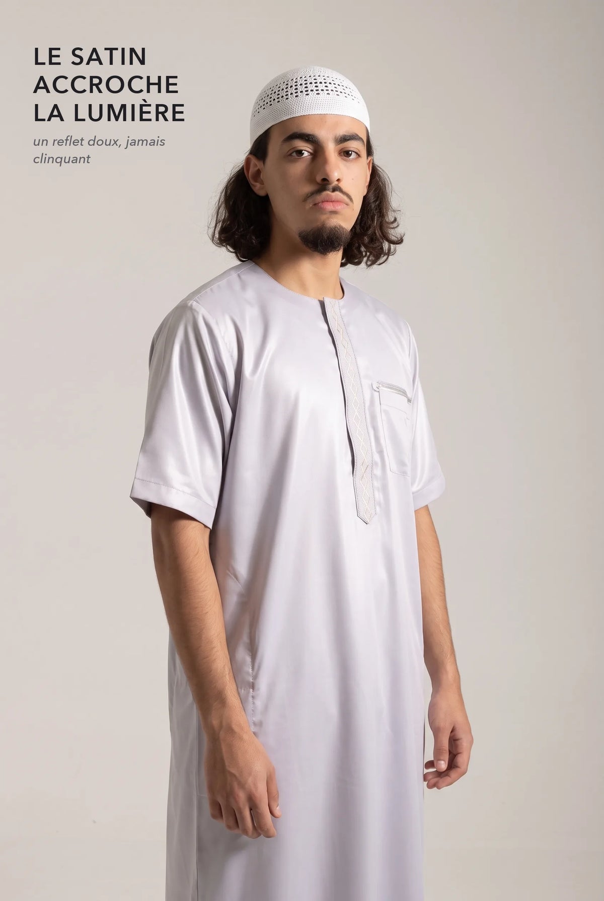 Le satin du qamis Nabil gris accroche la lumière