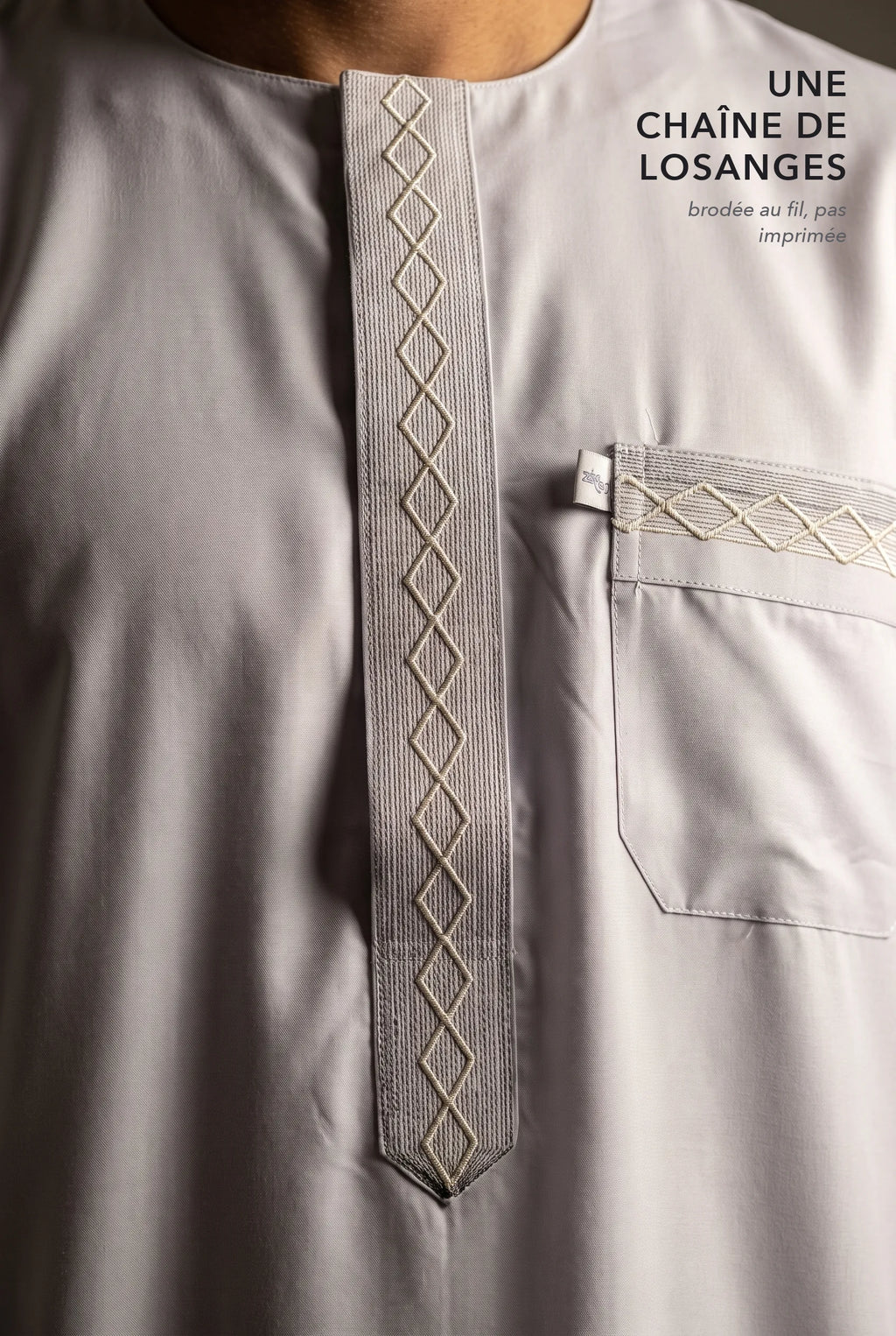 Chaîne de losanges brodée sur le plastron du qamis Nabil gris