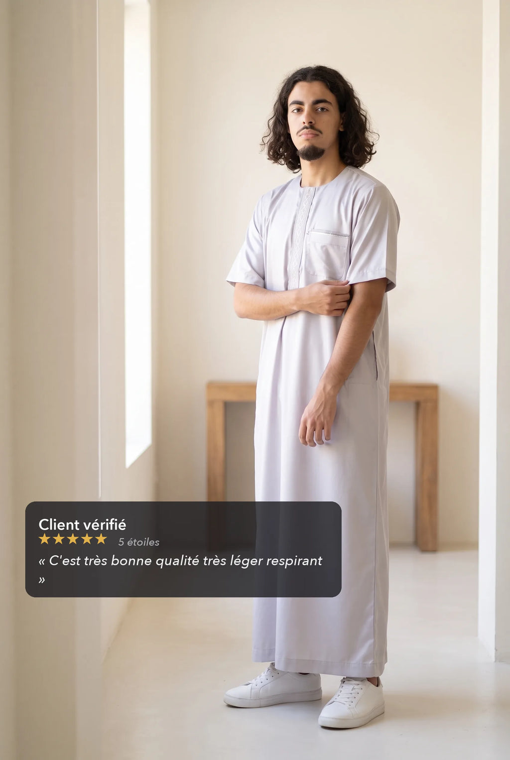 Qamis moderne satiné gris Nabil porté en situation