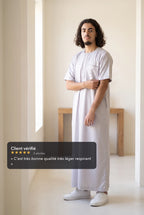 Qamis moderne satiné gris Nabil porté en situation