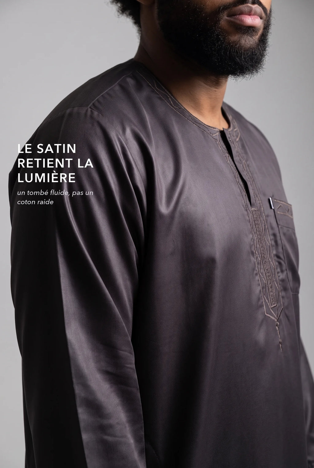 Le satin du qamis Ali noir retient la lumière
