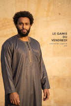 Le qamis Ali noir comme tenue du vendredi