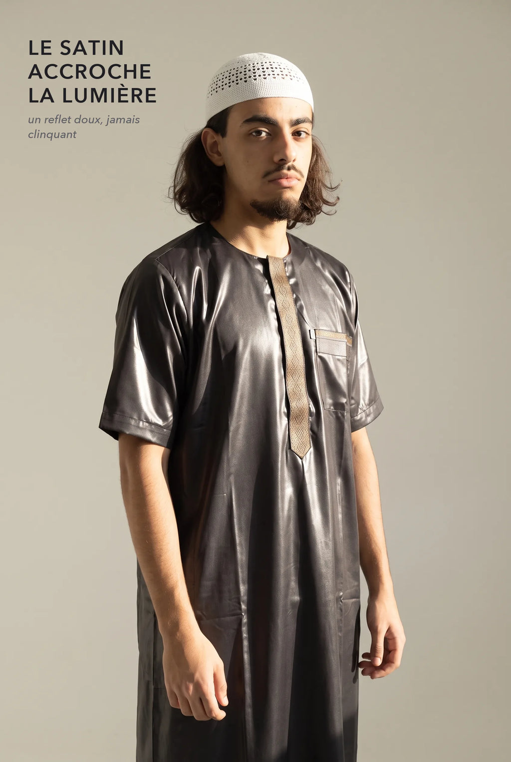 Le satin du qamis Nabil noir accroche la lumière