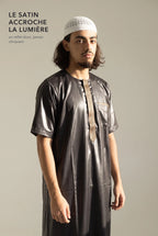 Le satin du qamis Nabil noir accroche la lumière