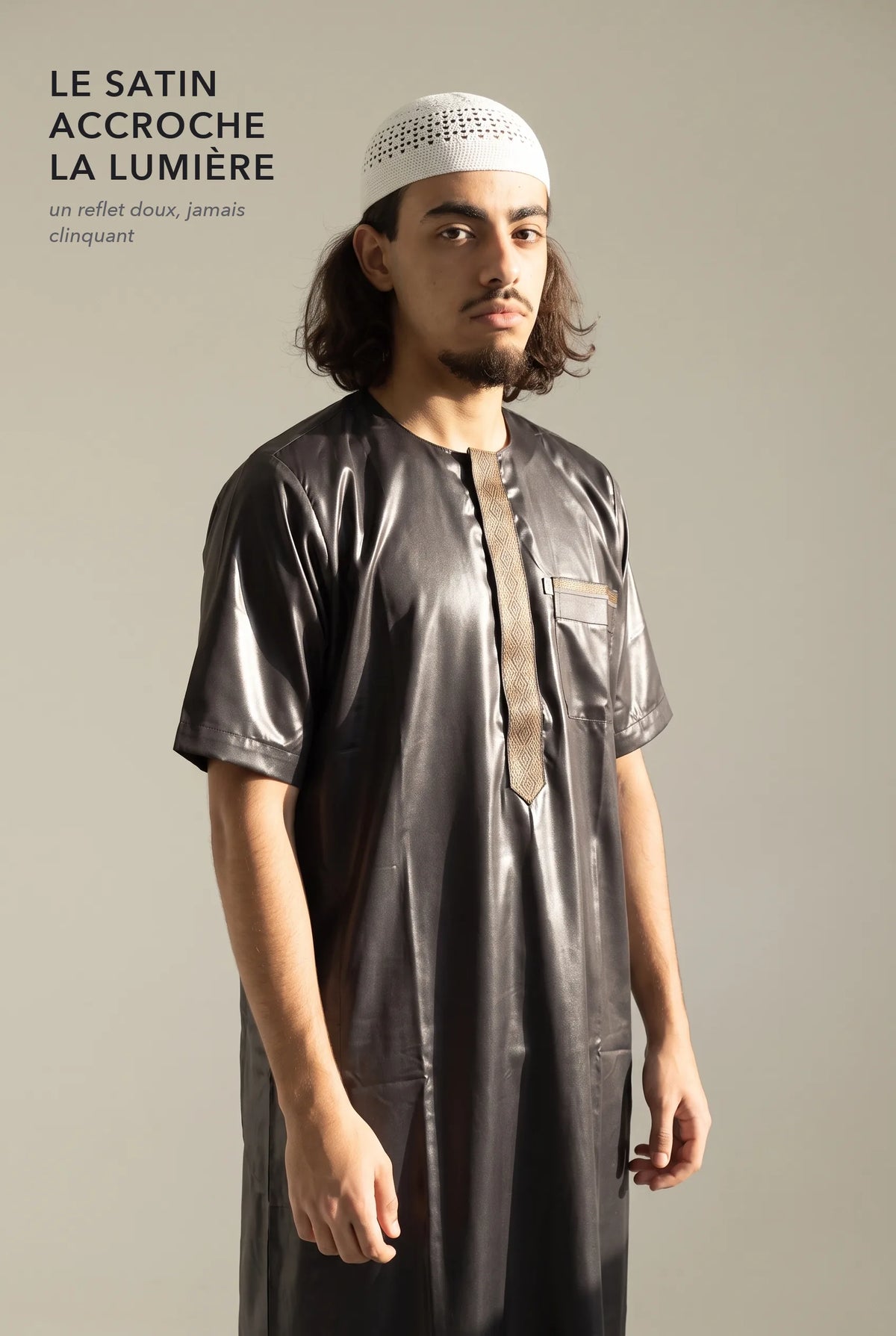 Le satin du qamis Nabil noir accroche la lumière