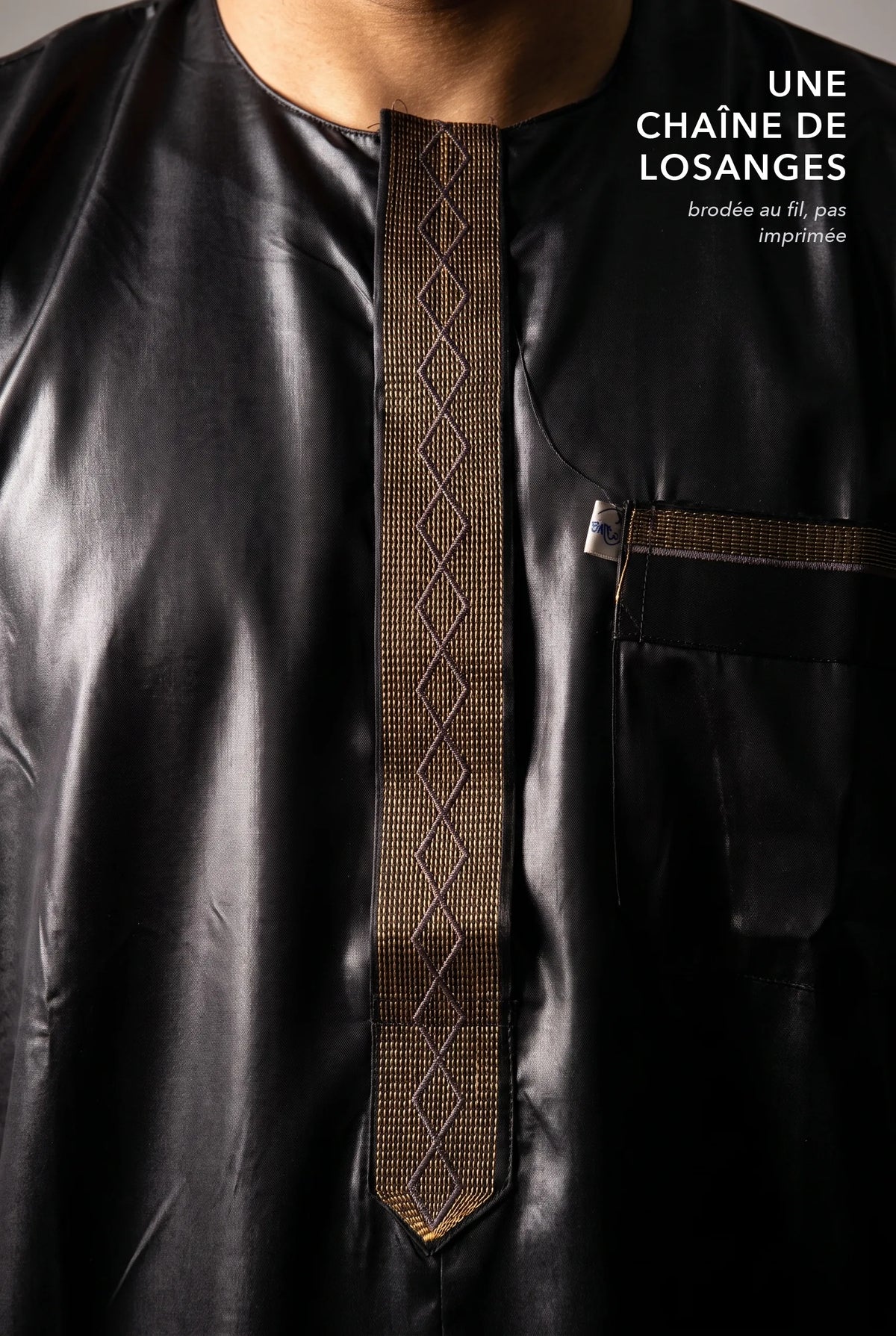 Chaîne de losanges brodée sur le plastron du qamis Nabil noir