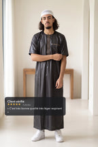 Qamis moderne satiné noir Nabil porté en situation