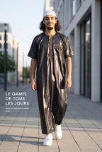 Le qamis Nabil noir comme tenue de tous les jours