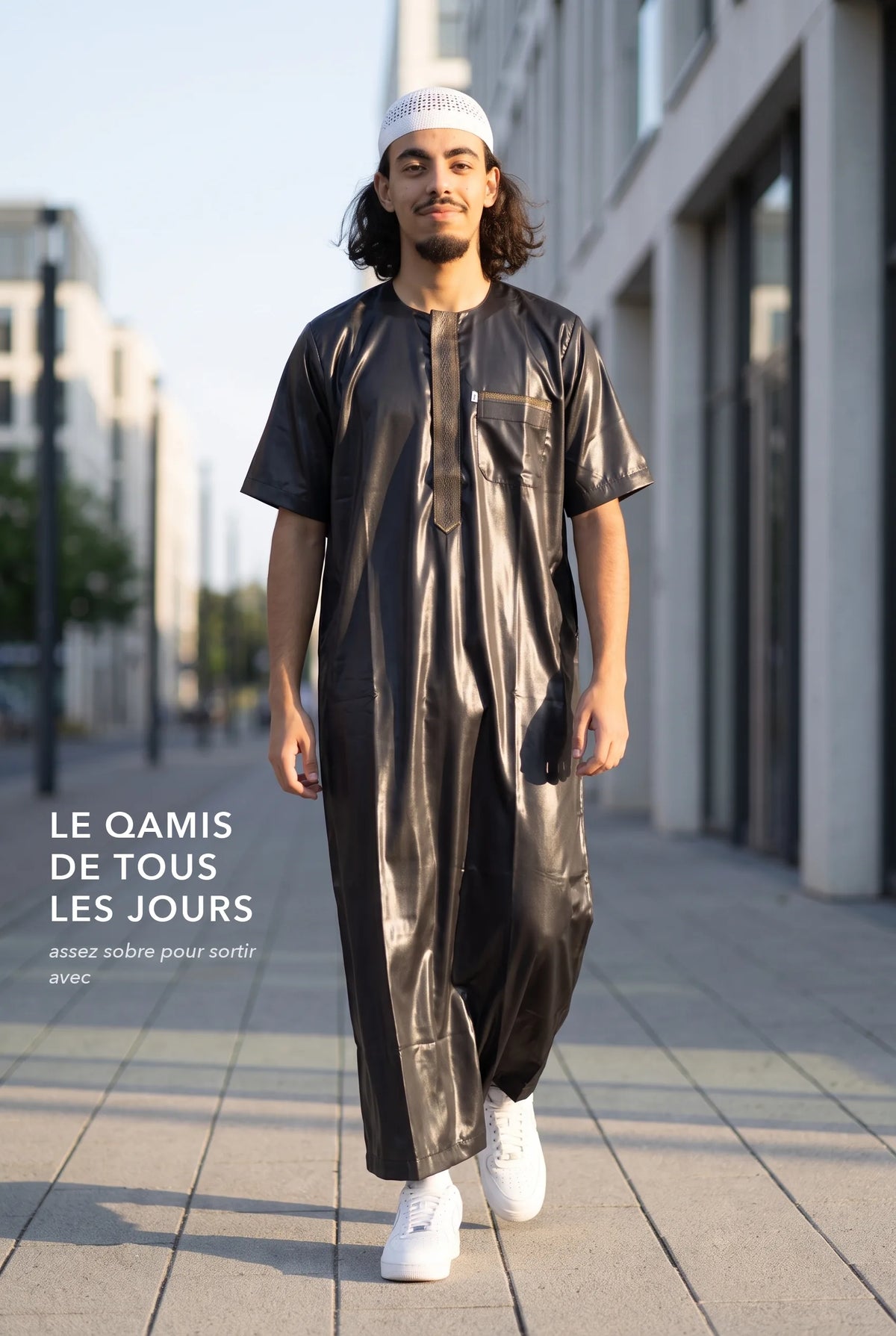 Le qamis Nabil noir comme tenue de tous les jours