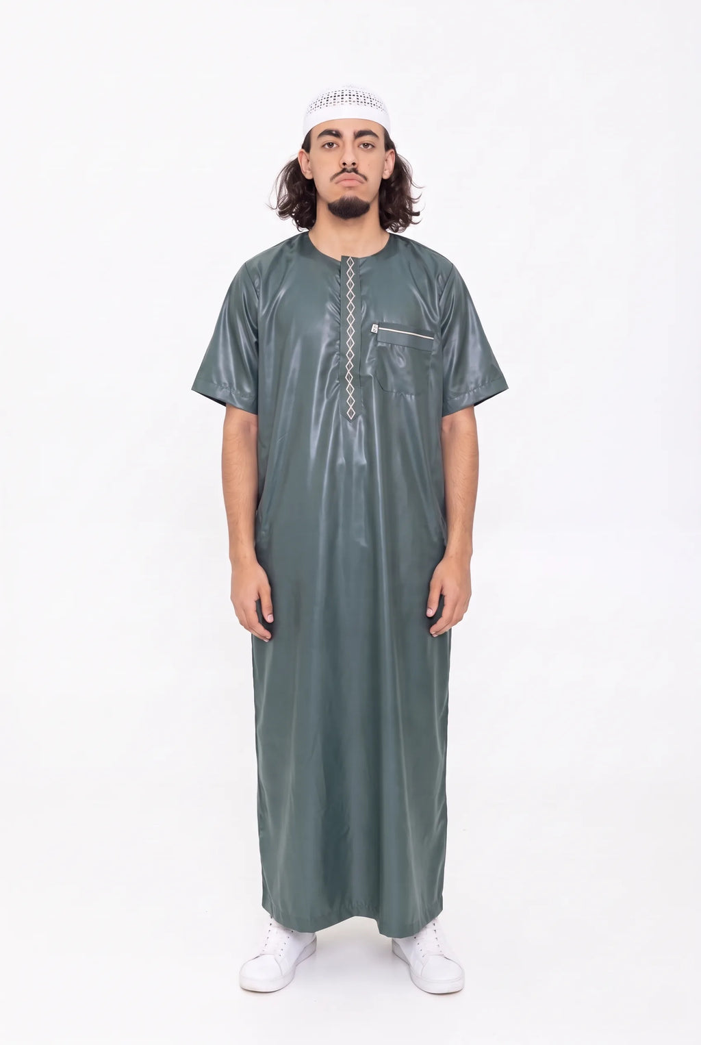 Qamis moderne satiné vert Nabil porté, manches courtes, vue de face