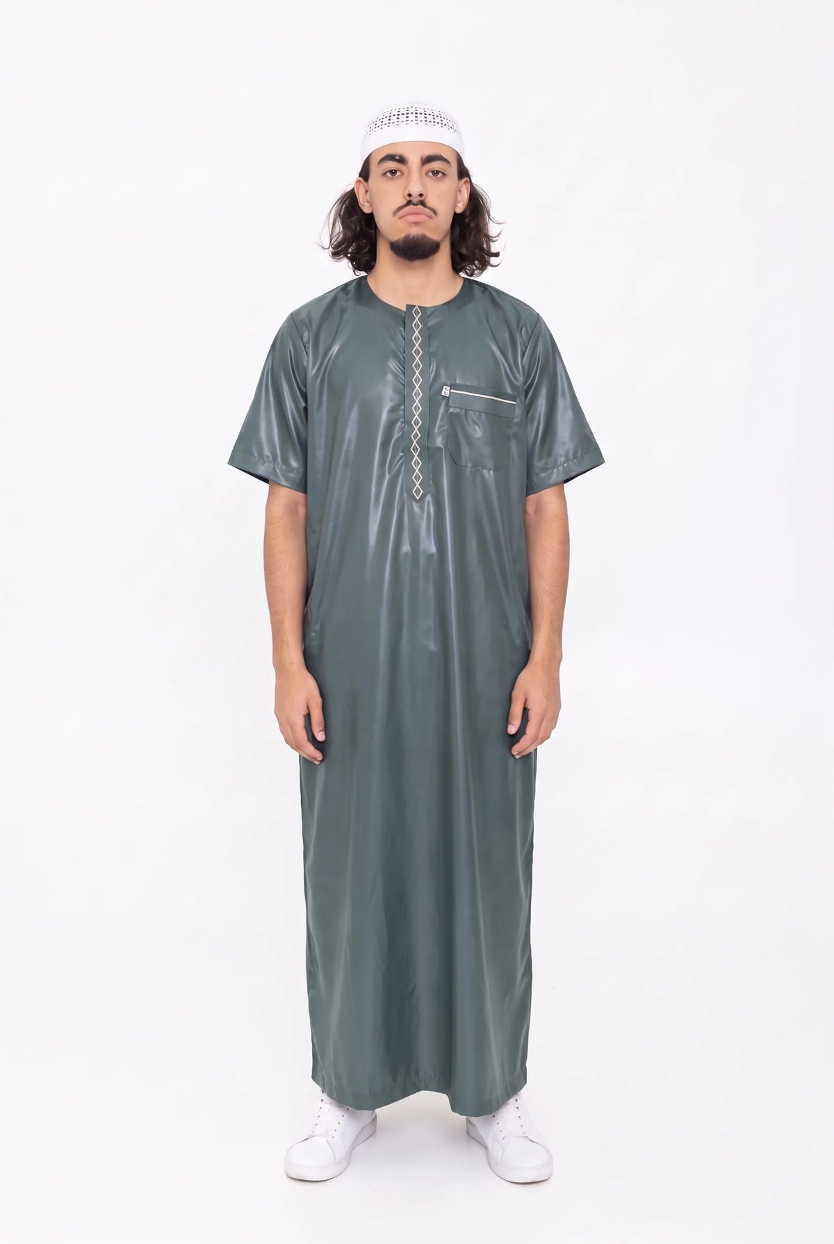 Qamis moderne satiné vert Nabil porté, manches courtes, vue de face