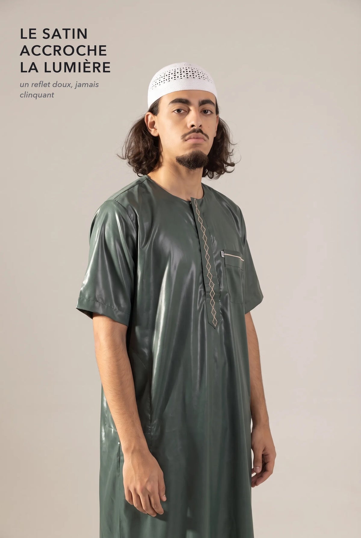Le satin du qamis Nabil vert accroche la lumière