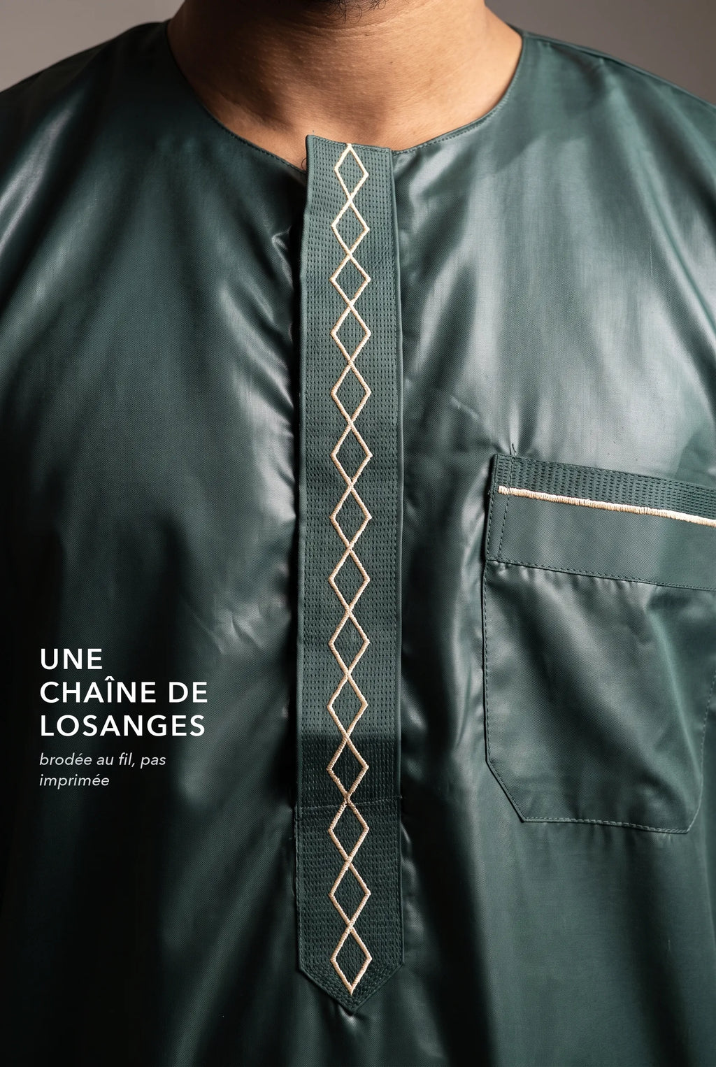 Chaîne de losanges brodée sur le plastron du qamis Nabil vert