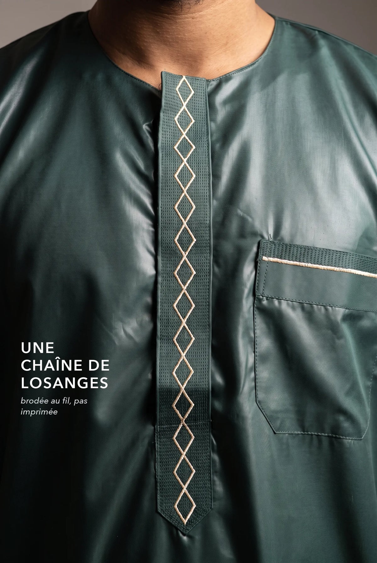 Chaîne de losanges brodée sur le plastron du qamis Nabil vert