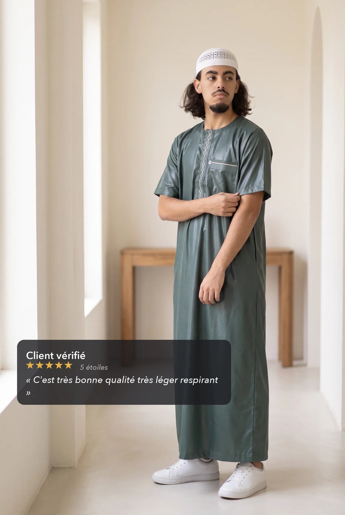Qamis moderne satiné vert Nabil porté en situation