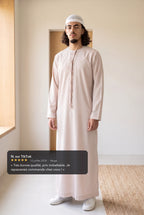 Qamis omani beige Hamza porté en intérieur, avec l'avis cinq étoiles d'un client