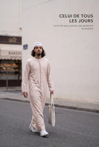 Qamis omani beige Hamza porté dans la rue au quotidien