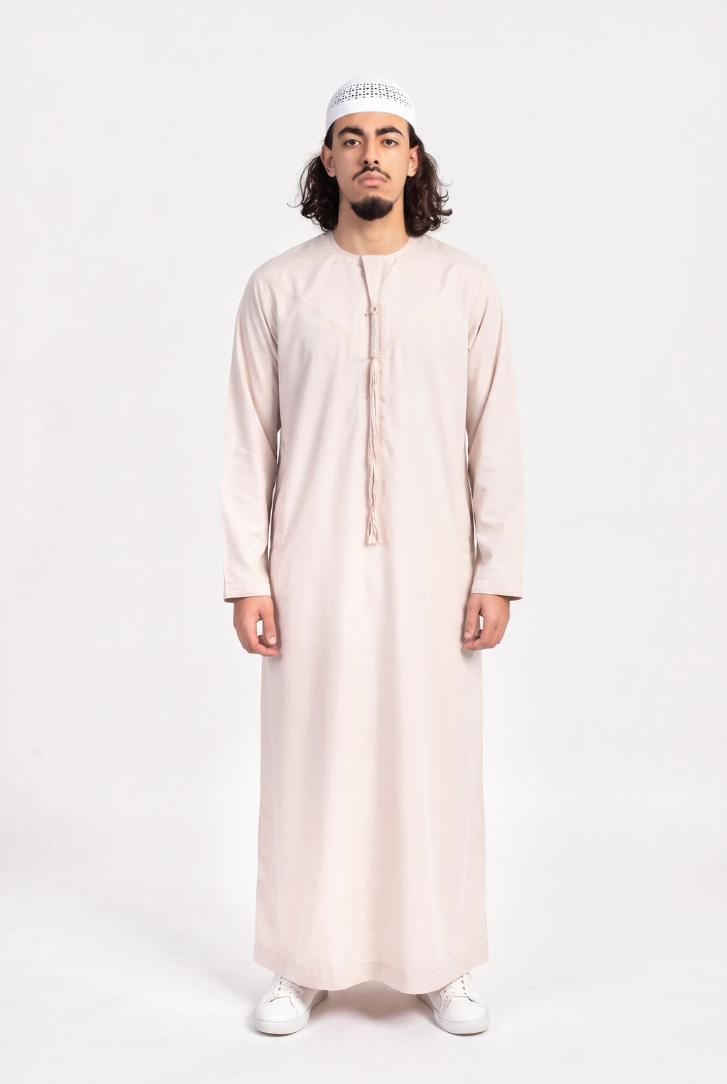Qamis omani beige Hamza porté de face, encolure ronde sans col et tarboucha tressée ton sur ton