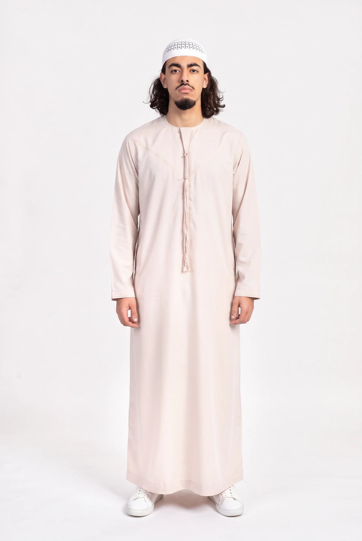 Qamis omani beige Hamza porté de face, encolure ronde sans col et tarboucha tressée ton sur ton