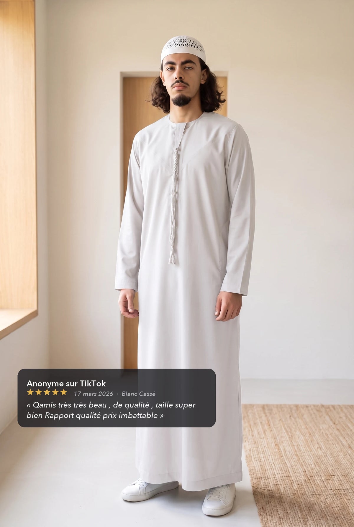 Qamis omani blanc cassé Hamza porté en intérieur, avec l'avis cinq étoiles d'un client