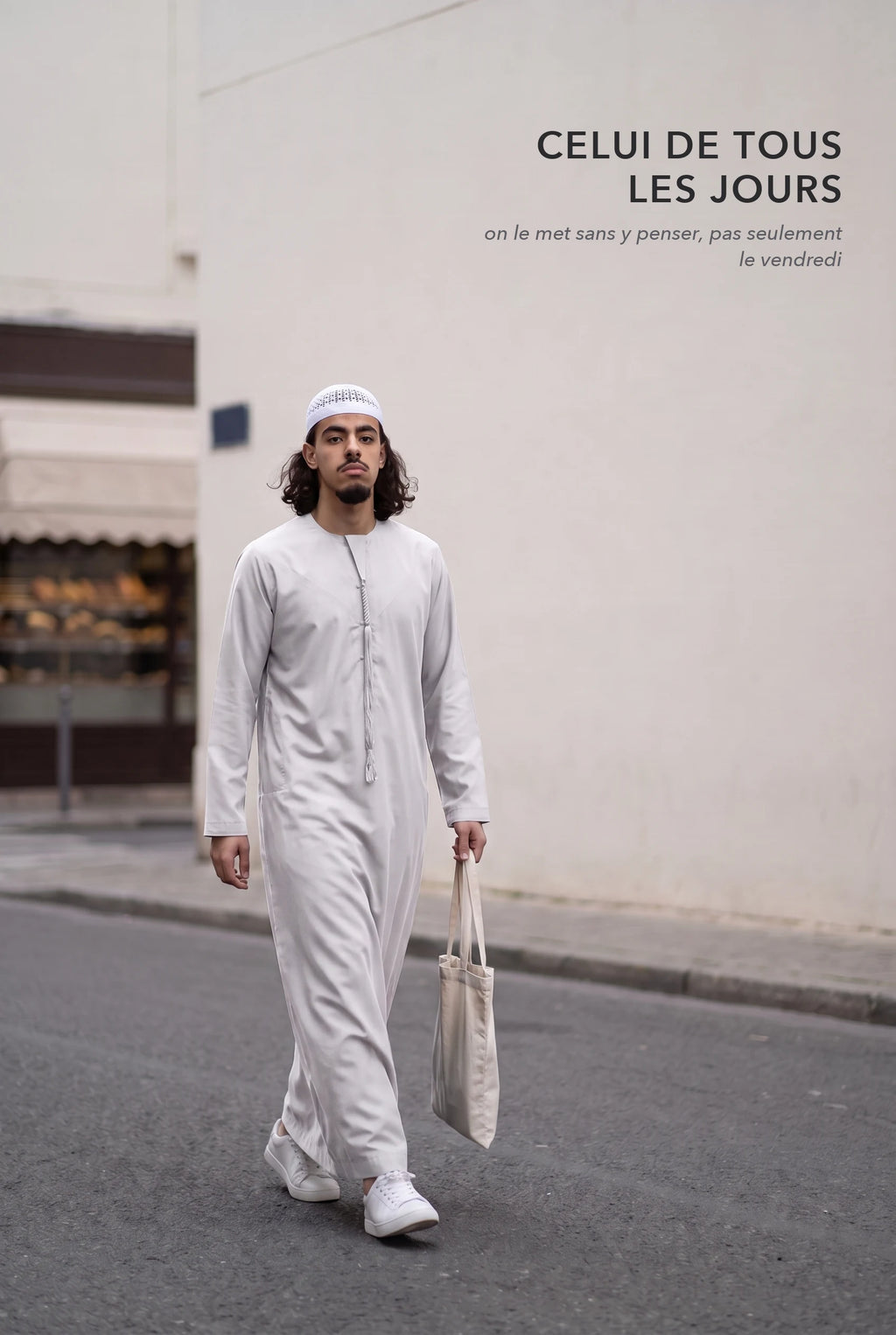 Qamis omani blanc cassé Hamza porté dans la rue au quotidien