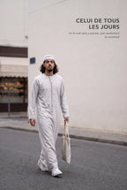 Qamis omani blanc cassé Hamza porté dans la rue au quotidien