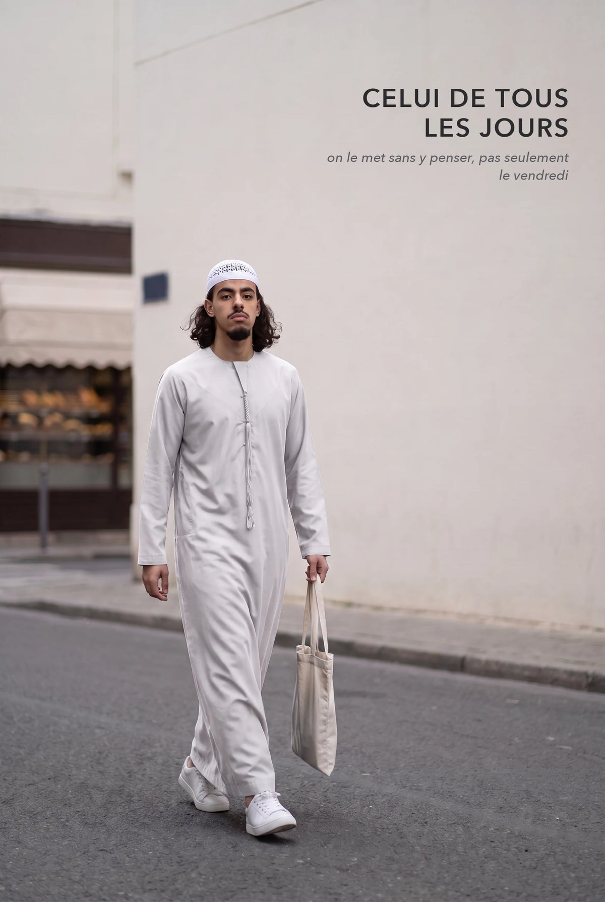 Qamis omani blanc cassé Hamza porté dans la rue au quotidien