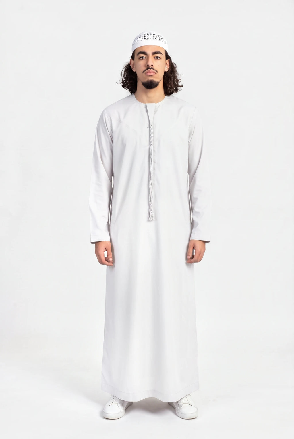Qamis omani blanc cassé Hamza porté de face, encolure ronde sans col et tarboucha tressée ton sur ton