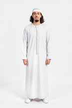 Qamis omani blanc cassé Hamza porté de face, encolure ronde sans col et tarboucha tressée ton sur ton