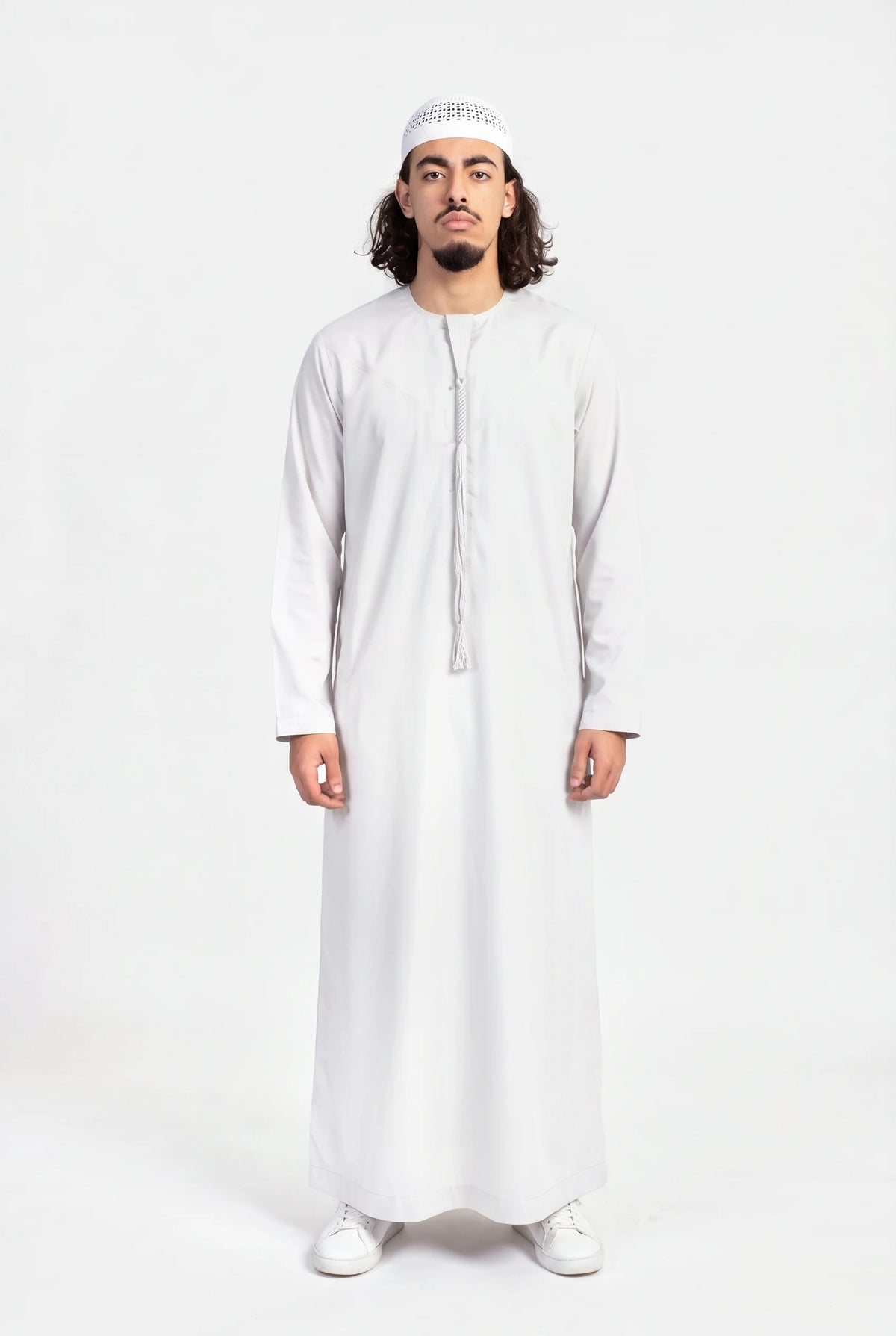 Qamis omani blanc cassé Hamza porté de face, encolure ronde sans col et tarboucha tressée ton sur ton